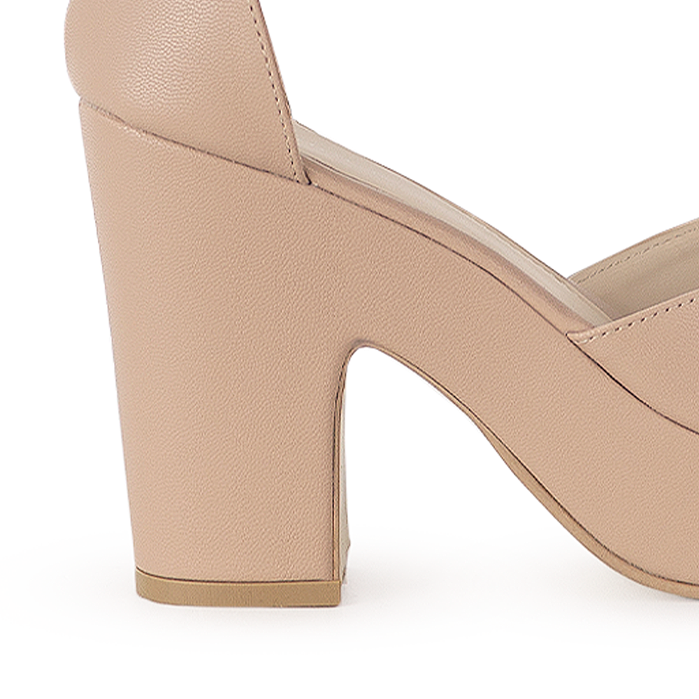 Vista a detalle de zapatilla maquillaje para mujer con tacón ancho 