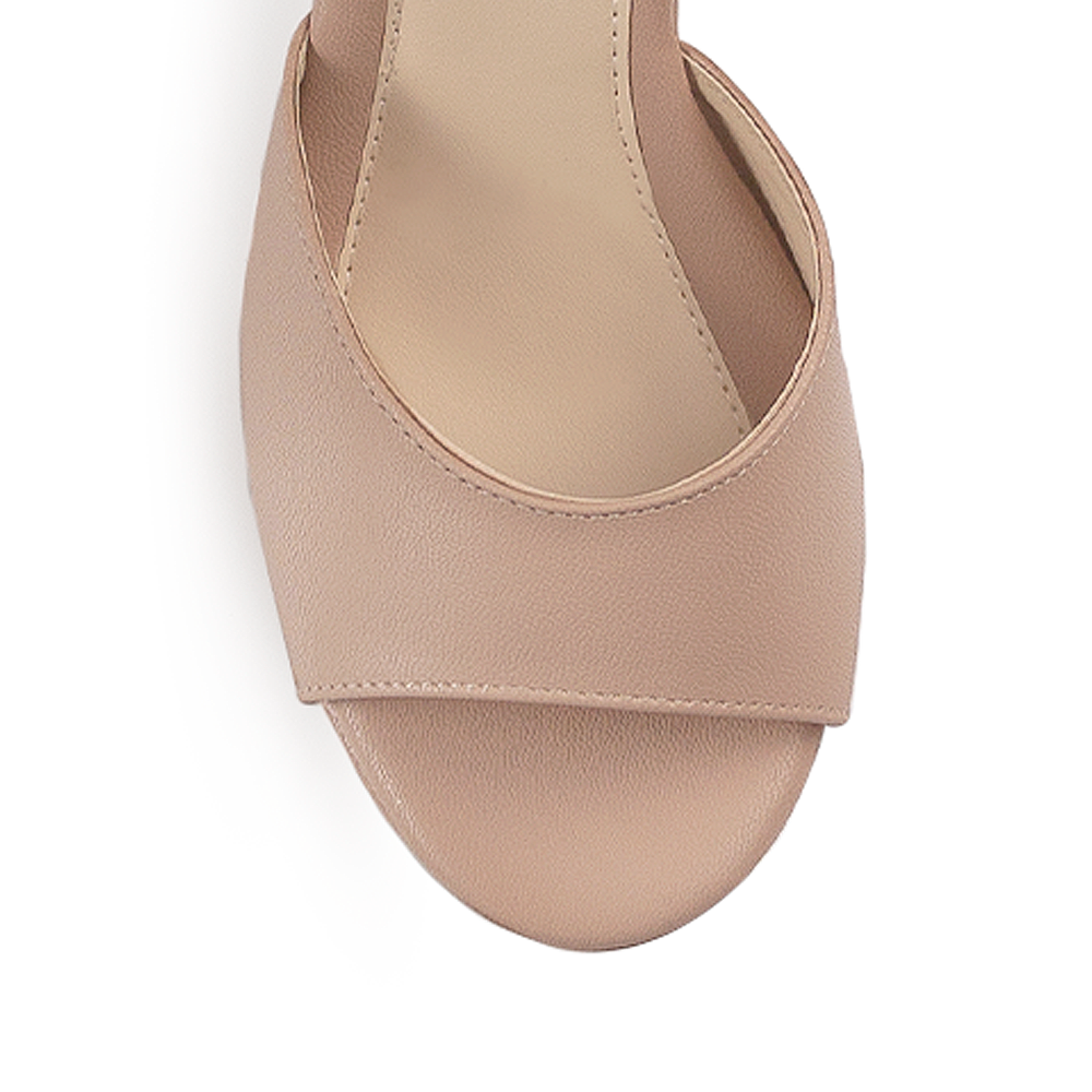 Vista de material cabra sintético en zapatilla para mujer con pulsera en color maquillaje 