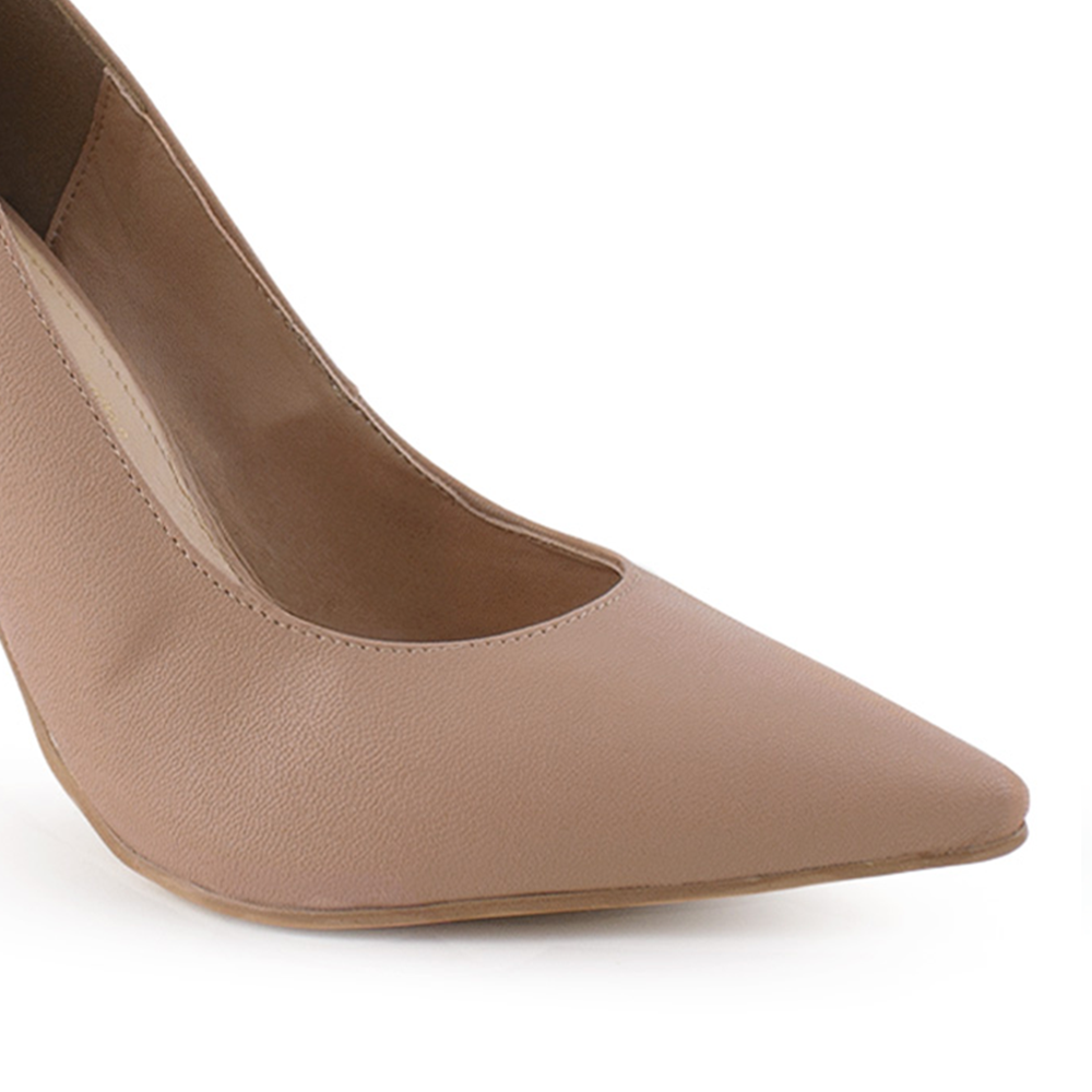 Vista a detalle de zapatilla puntal tipo stiletto para mujer maquillaje