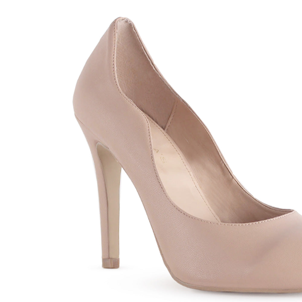 Vista a detalle de zapatilla puntal para mujer en color maquillaje con tacón delgado 10cm