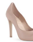 Vista a detalle de zapatilla puntal para mujer en color maquillaje con tacón delgado 10cm