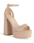 Vista diagonal de zapatilla para mujer con pulsera y tacón alto 13cm en color maquillaje