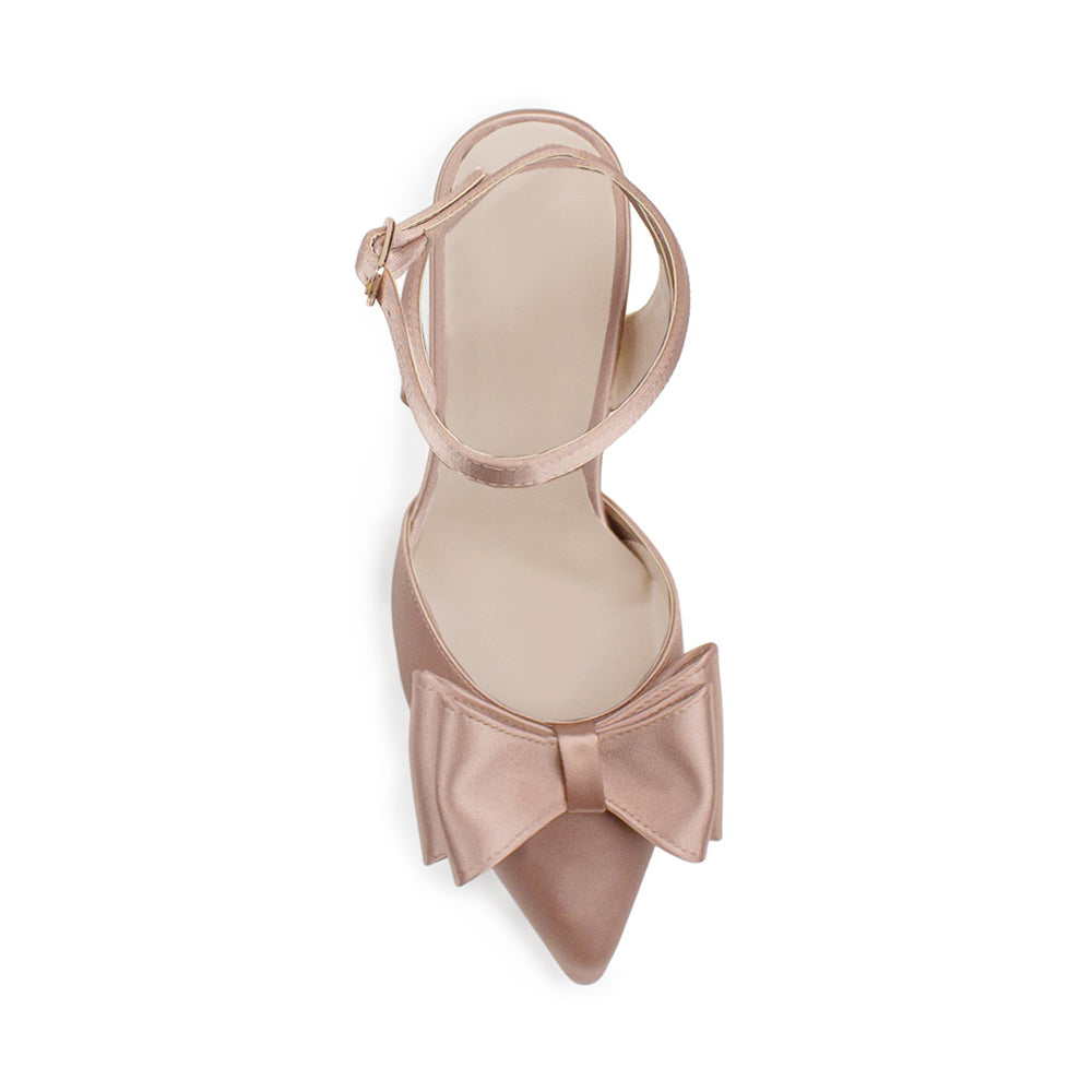 Vista superior de zapatilla maquillaje para mujer puntal con moño y pulsera
