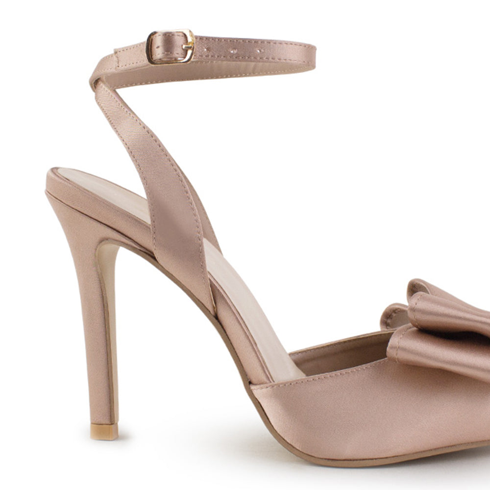 Vista a detalle de tacón delgado 11cm en zapatilla maquillaje para mujer puntal con moño