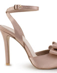Vista a detalle de tacón delgado 11cm en zapatilla maquillaje para mujer puntal con moño