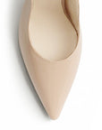 vista del detalle zapatillas tipo stiletto color maquillaje de charol para dama