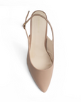 vista superior de zapatillas stiletto color maquillaje para dama con talón descubierto 