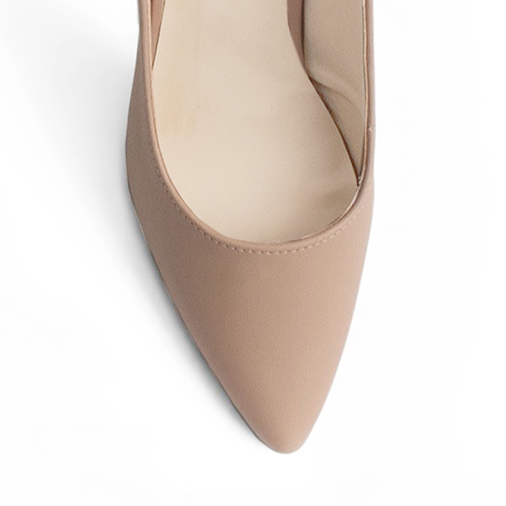 vista del detalle punta fina en zapatillas stiletto maquillaje para  mujer