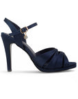 Vista lateral de zapatillas marino con tacón para mujer y tiras cruzadas 