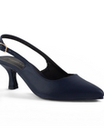 vista diagonal de zapatillas azul marino para dama con tacón medio y talón descubierto