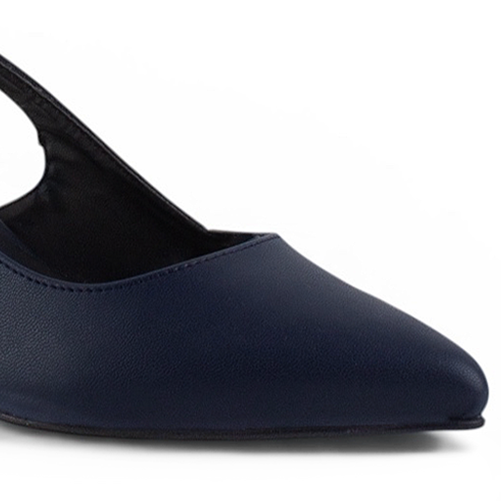 detalle del material sintético en zapatillas azul marino para dama con tacón 