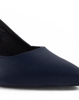 detalle del material sintético en zapatillas azul marino para dama con tacón 