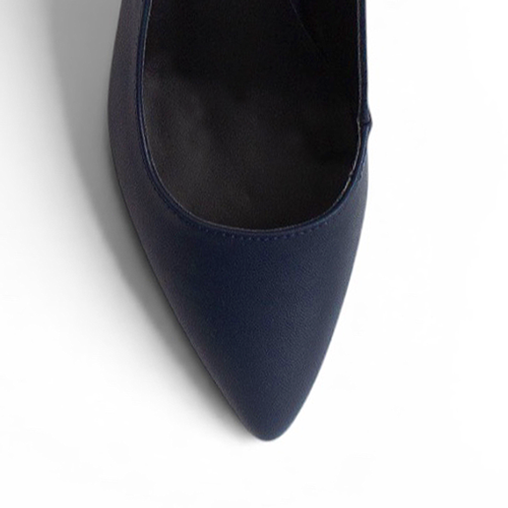 vista del detalle punta fina en zapatillas stiletto azul marino para  mujer