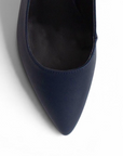 vista del detalle punta fina en zapatillas stiletto azul marino para  mujer