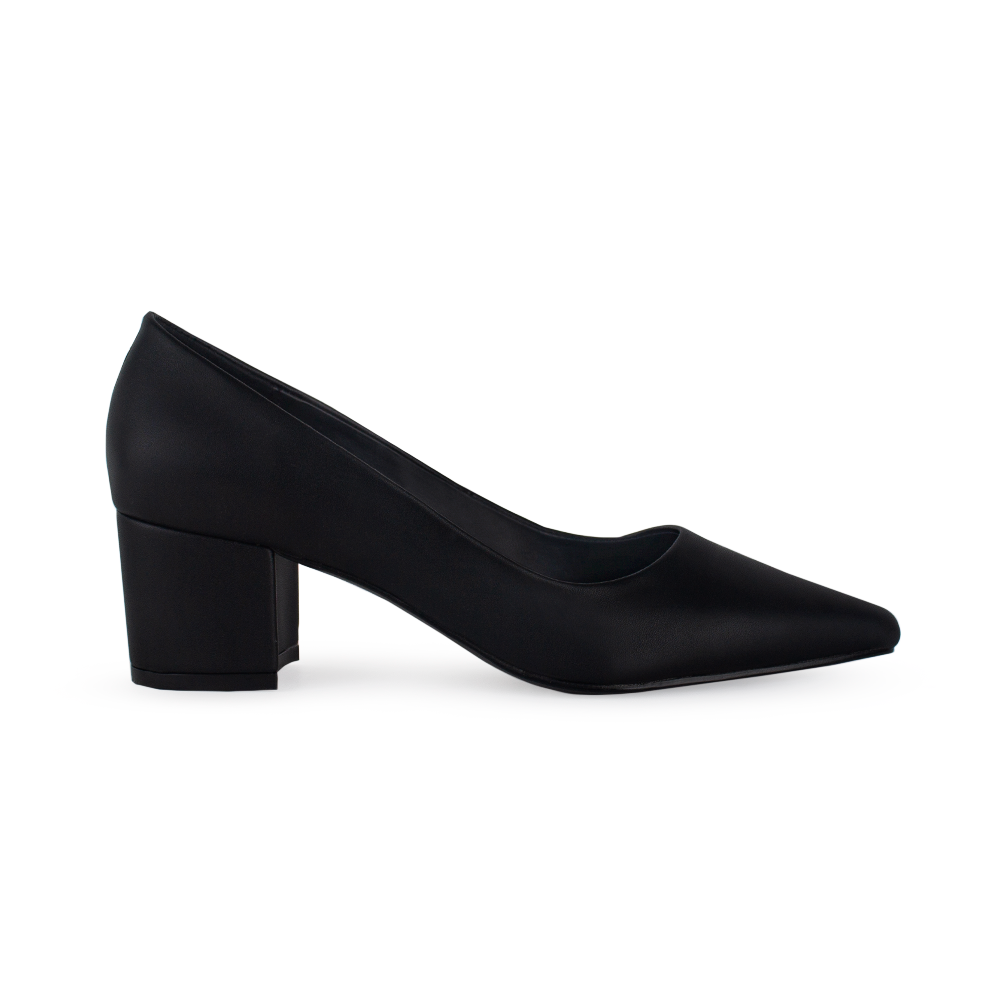 Vista lateral de zapatilla negra puntal con tacón bajo 5cm para mujer
