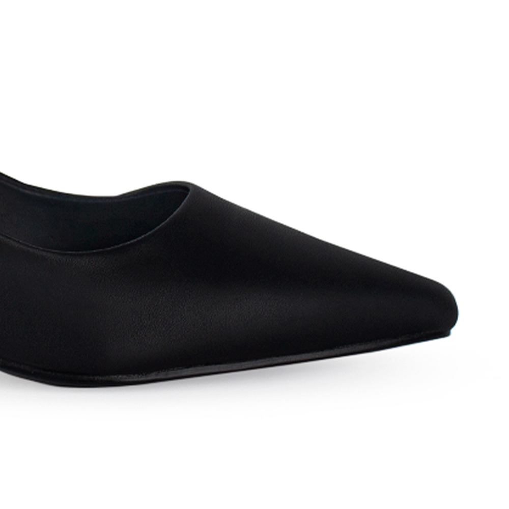 Vista a detalle de zapatilla puntal tipo stiletto para mujer en color negro