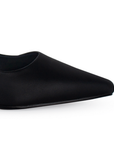 Vista a detalle de zapatilla puntal tipo stiletto para mujer en color negro