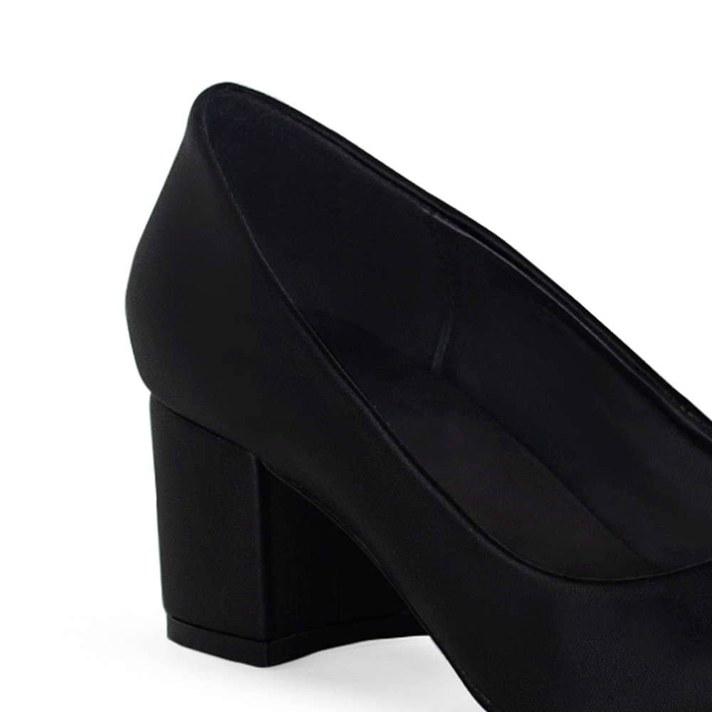 Vista trasera de tacón bajo de 5cm en zapatilla negra para mujer
