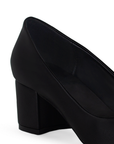 Vista trasera de tacón bajo de 5cm en zapatilla negra para mujer