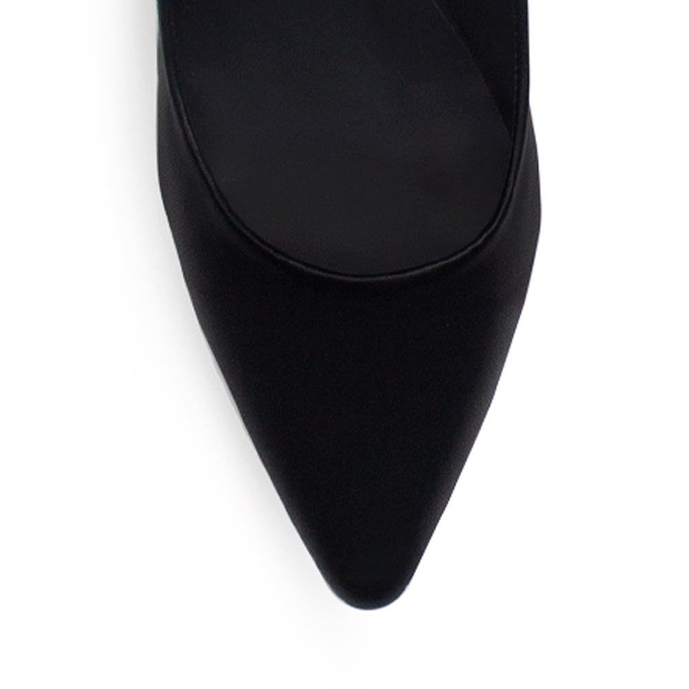 Vista de material cabra sintético en zapatilla negra tipo stiletto para mujer 