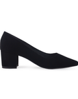 Vista lateral de zapatilla negra buck puntal con tacón bajo 5cm para mujer