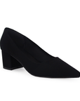 Vista diagonal de zapatilla negra buck para mujer tipo stiletto con tacón bajo de 5cm