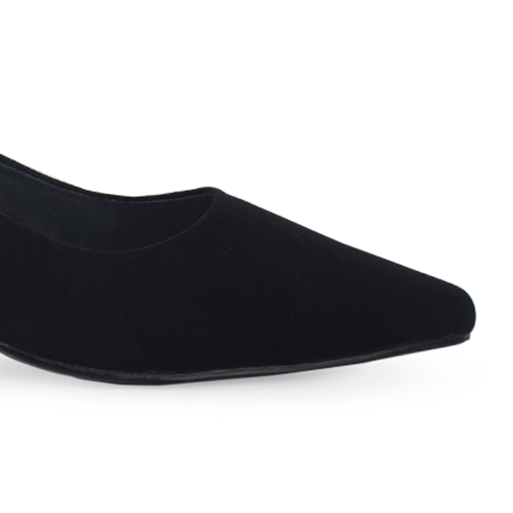 Vista a detalle de zapatilla puntal tipo stiletto para mujer en color negro buck