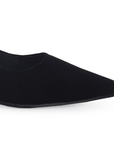 Vista a detalle de zapatilla puntal tipo stiletto para mujer en color negro buck