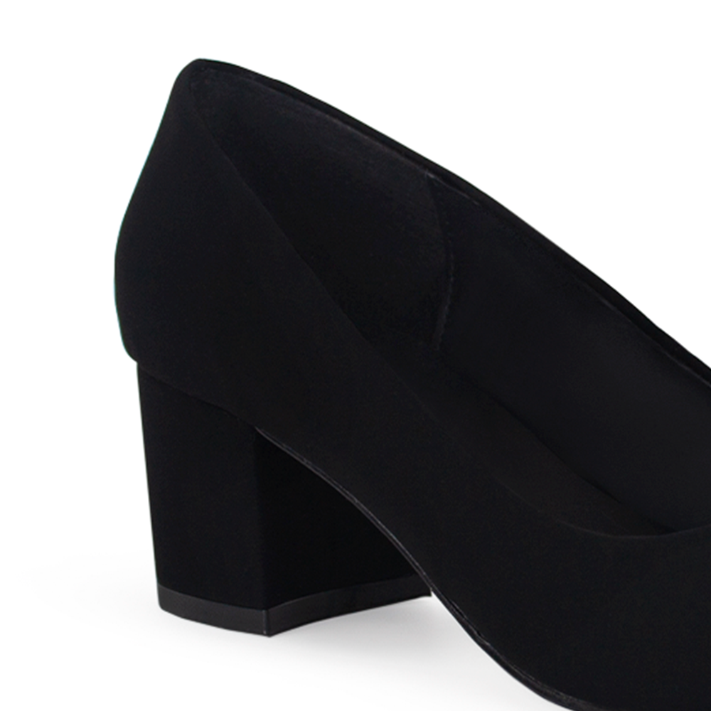 Vista trasera de tacón bajo de 5cm en zapatilla negra buck para mujer
