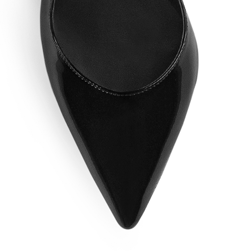 Vista de material charol en zapatilla negra para mujer tipo stiletto