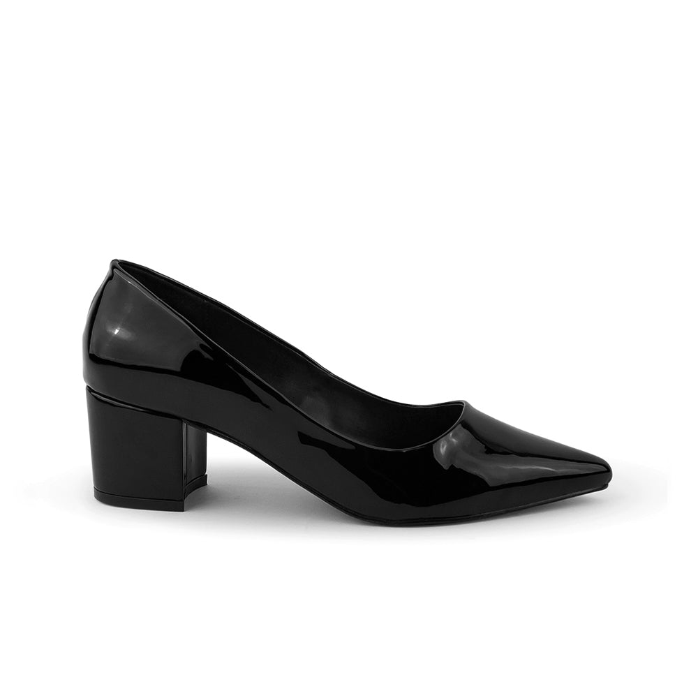 Vista lateral de zapatilla negra charol puntal con tacón bajo 5cm para mujer