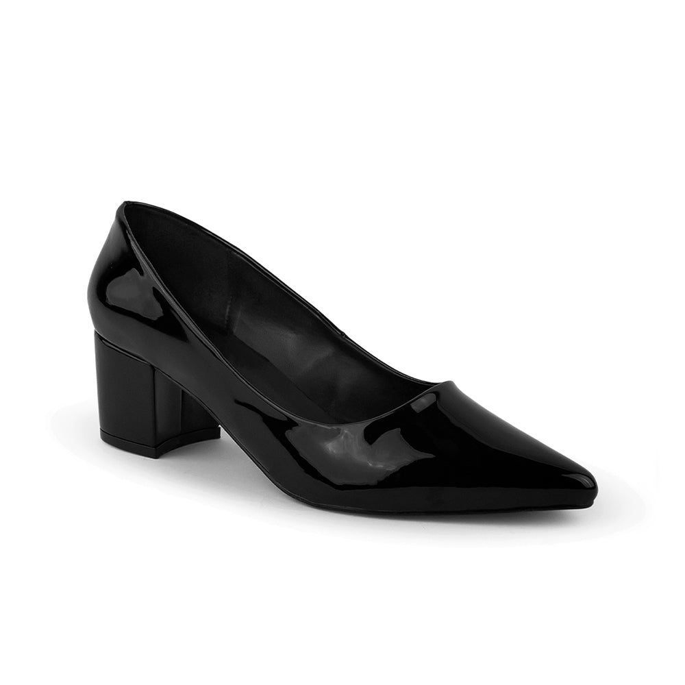 Vista diagonal de zapatilla negra charol 
para mujer tipo stiletto con tacón bajo de 5cm