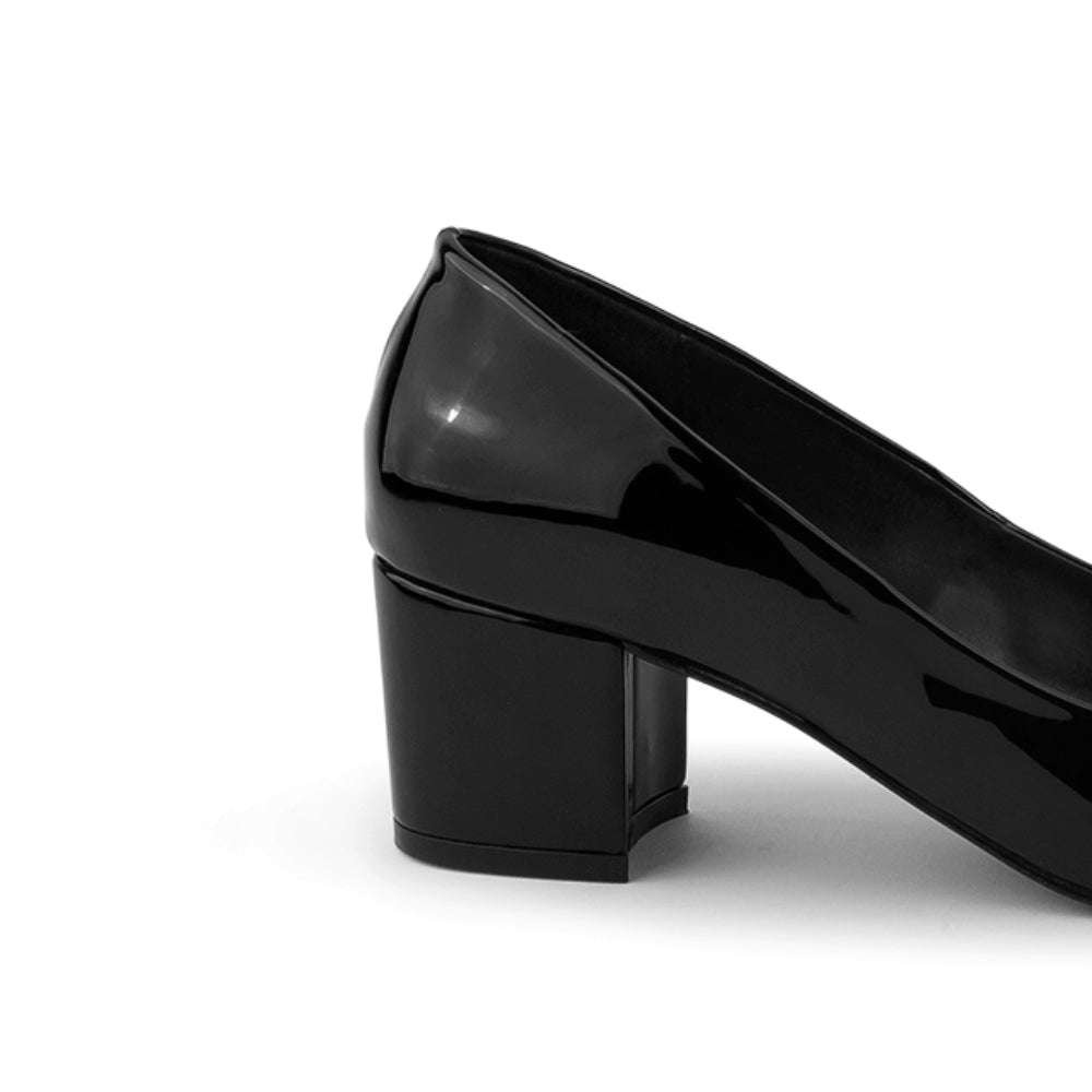 Vista trasera de tacón bajo de 5cm en zapatilla negra charol para mujer