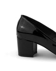 Vista trasera de tacón bajo de 5cm en zapatilla negra charol para mujer
