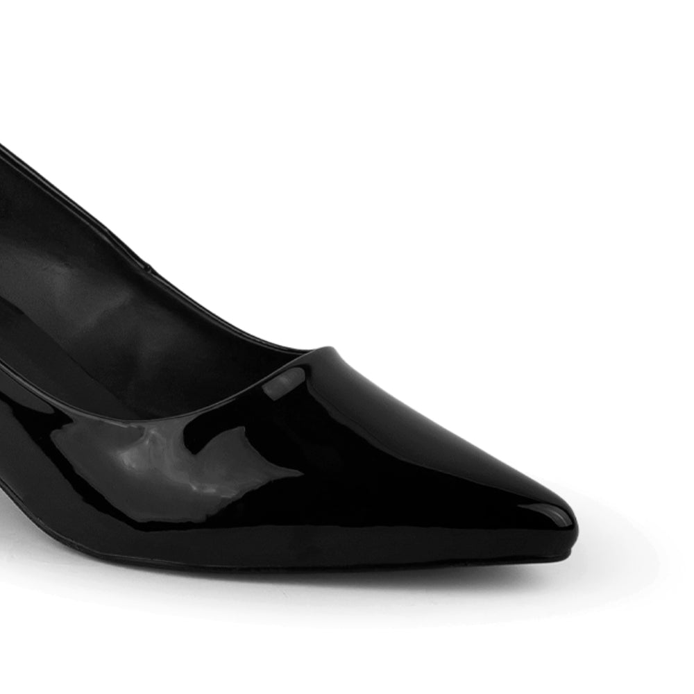 Vista a detalle de zapatilla puntal tipo stiletto para mujer en color negro charol 