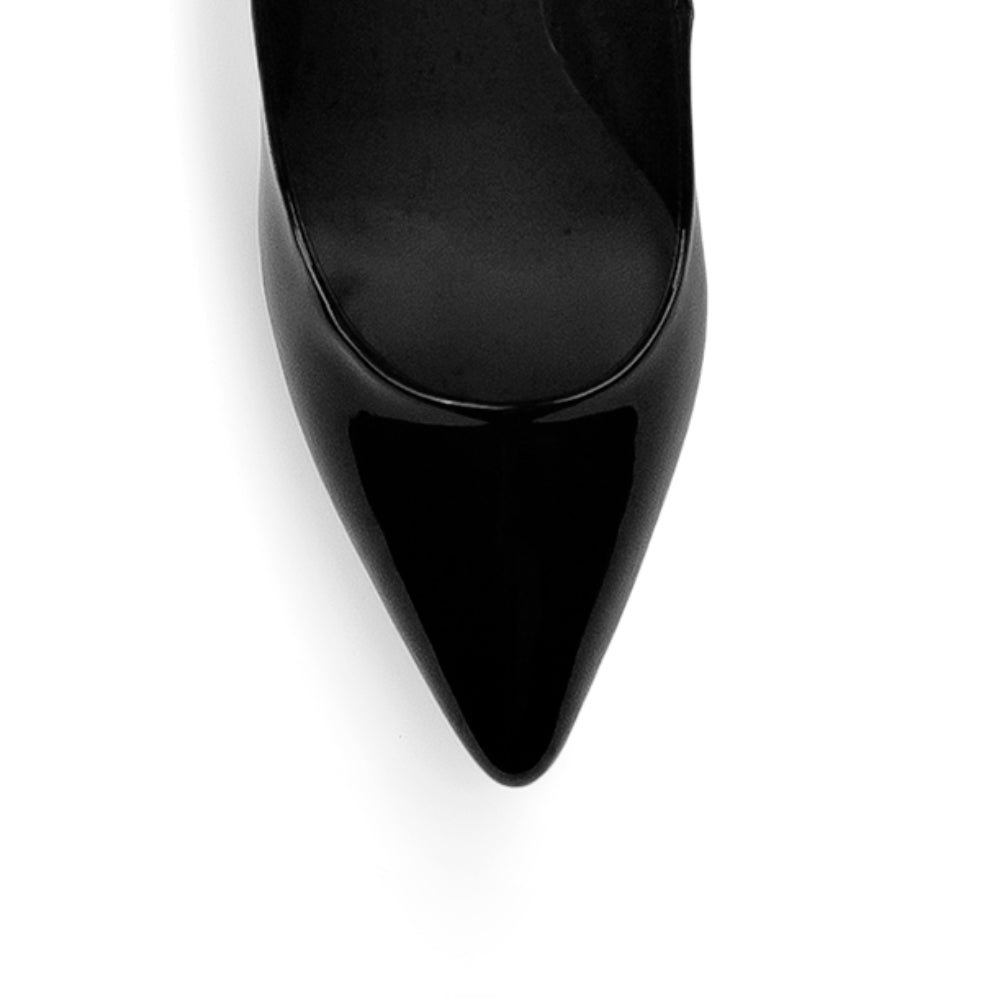 Vista de material charol en zapatilla negra tipo stiletto para mujer 