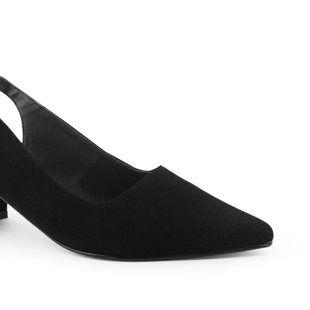 Vista a detalle de zapatilla para mujer destalonada en color negra buck