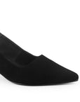Vista a detalle de zapatilla para mujer destalonada en color negra buck