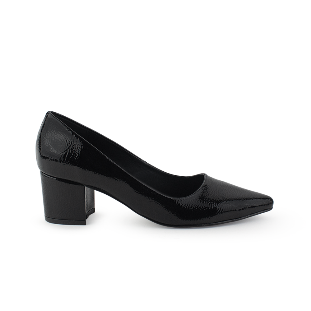 Vista lateral de zapatilla negra charol arrugado puntal con tacón bajo 5cm para mujer