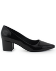 Vista lateral de zapatilla negra charol arrugado puntal con tacón bajo 5cm para mujer
