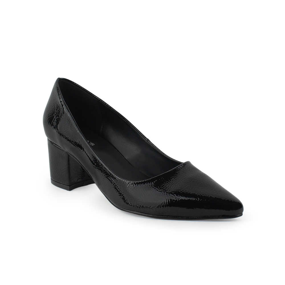 Vista diagonal de zapatilla negra charol arrugado para mujer tipo stiletto con tacón bajo de 5cm