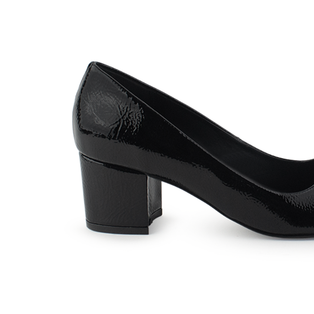 Vista trasera de tacón bajo de 5cm en zapatilla negra charol arrugado para mujer
