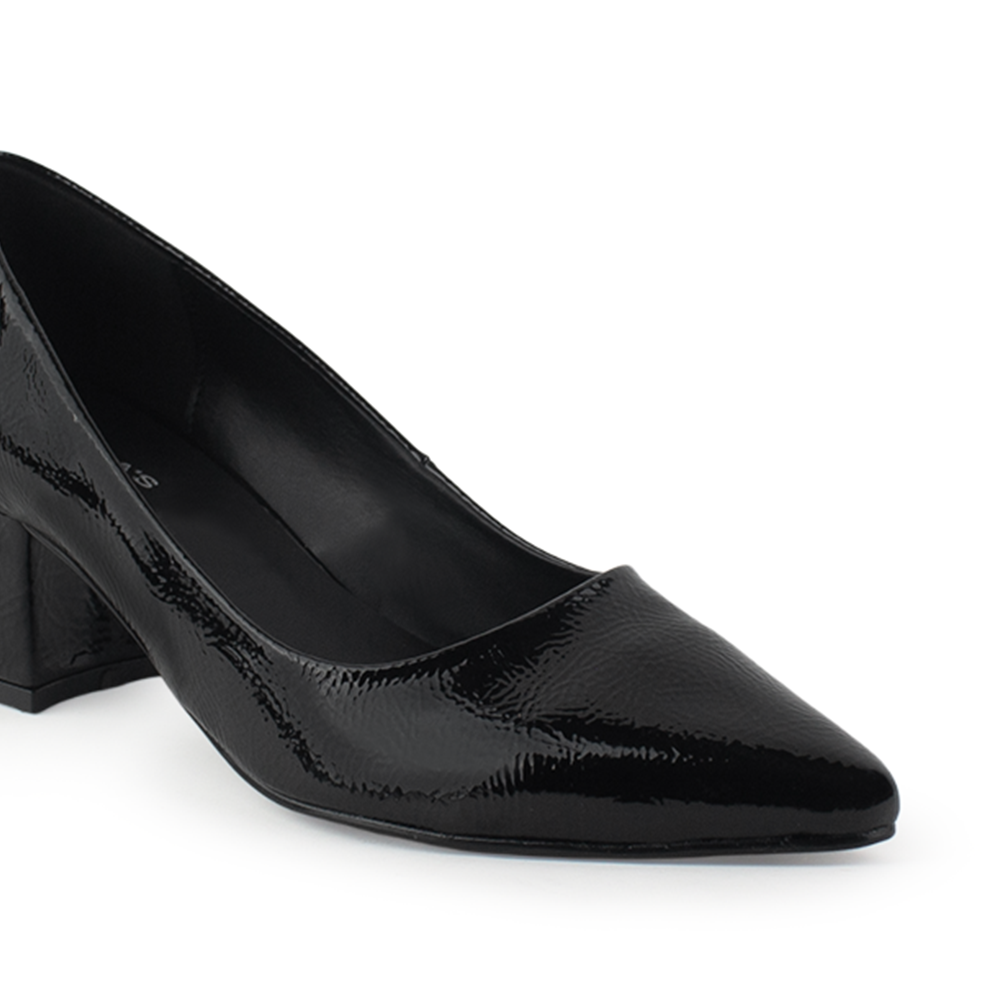 Vista a detalle de zapatilla puntal tipo stiletto para mujer en color negro charol
