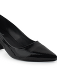 Vista a detalle de zapatilla puntal tipo stiletto para mujer en color negro charol