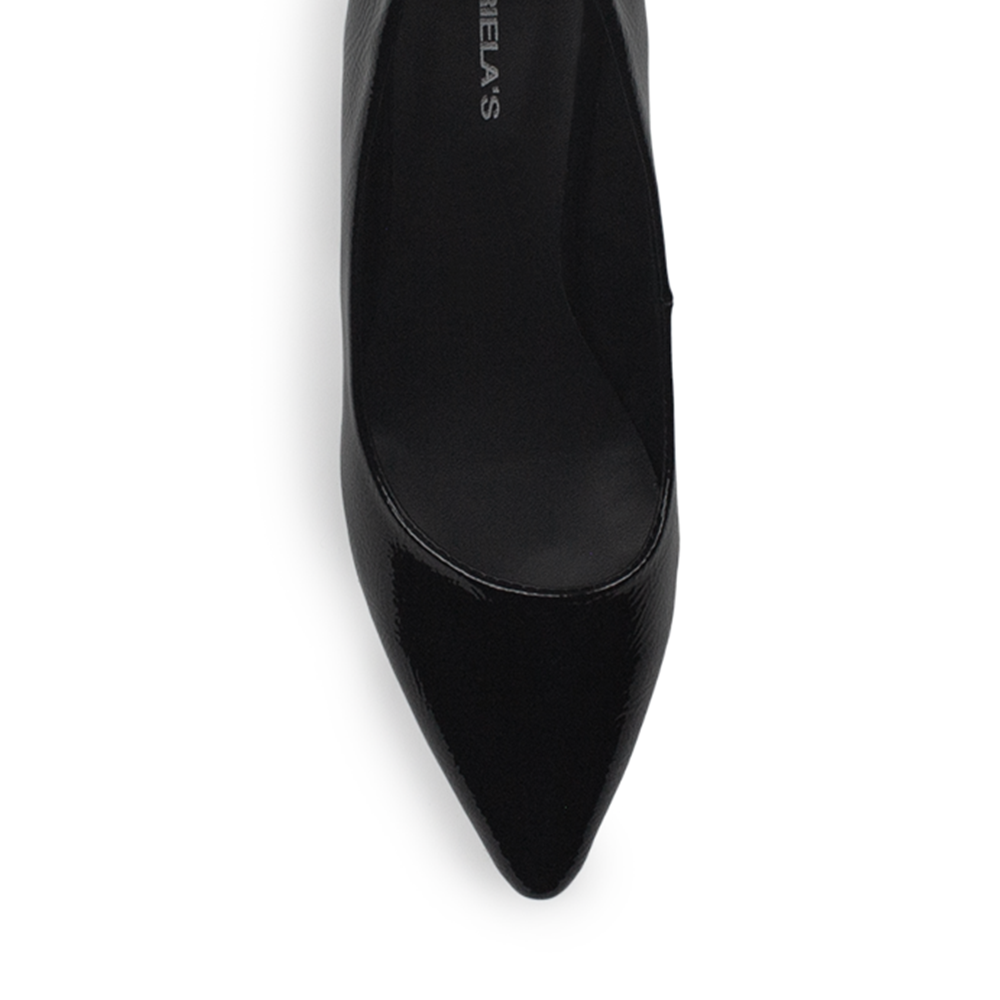 Vista de material charol arrugado en zapatilla negra tipo stiletto para mujer 