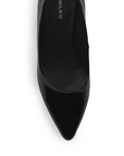 Vista de material charol arrugado en zapatilla negra tipo stiletto para mujer 