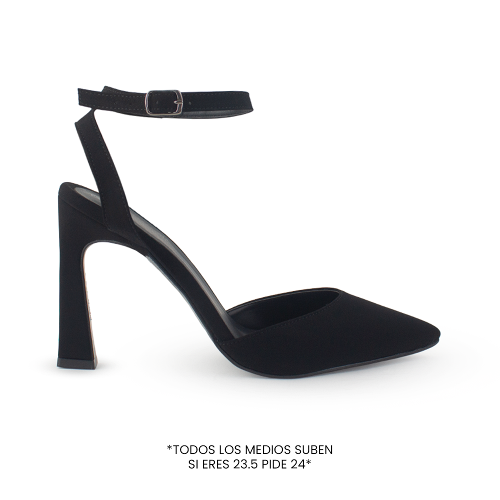 Vista lateral de zapatilla negra en acabado buck con pulsera y tacón medio de 10cm