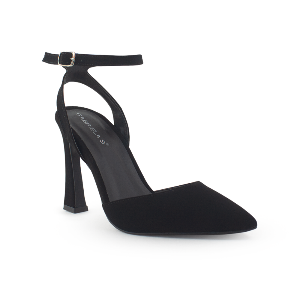 Vista diagonal de zapatilla para mujer con pulsera y tacón escultural  en color negro buck