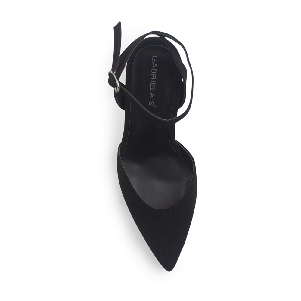 Vista superior de zapatilla negra en acabado buck con pulsera para mujer puntal