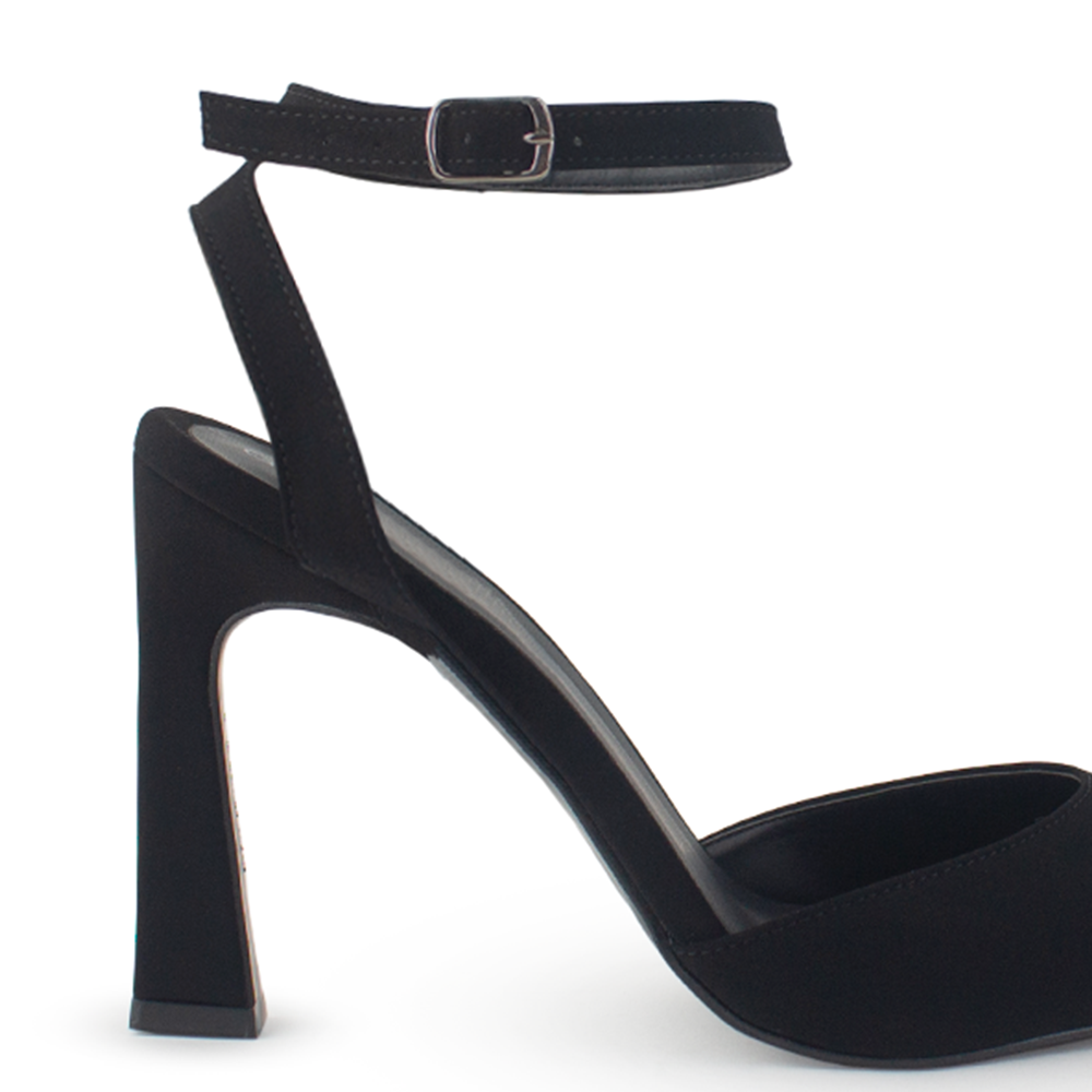 Vista trasera de tacón escultural de 10cm en zapatilla negra para mujer con pulsera